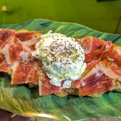 Rebanada de pan con salmorejo, <br>serrano y huevo cocido