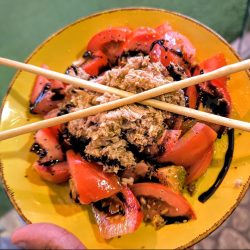 Tomate con atún